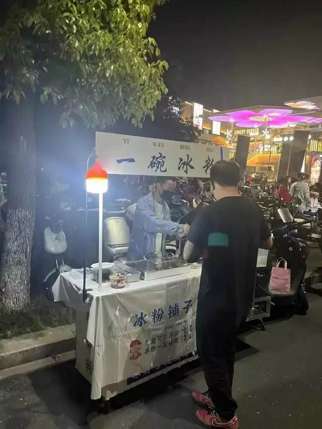 30岁血癌小伙子，靠“一杯年糕”过活自己做vron当年红遍网络回家了的犀利哥如今又开始了流浪者(图2)