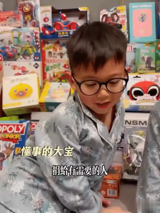 太疯狂了（胡杏儿介绍）胡杏儿教子献爱心！一家人亲自将未拆玩具送给保良局有需要的孩子此地自唐朝时纳入大唐版图，在康熙皇帝手里失去，现在是旅游胜地，小孩玩具礼物，