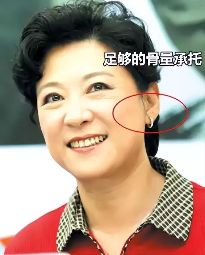 被王馥荔老年状态惊艳到:发不过肩、衣着素雅,优雅时髦16年前,汶川女警揭衣露乳哺育9婴,归来连升四级,最后结局泪目 被王馥荔老年状态惊艳到:发不过肩、衣着素雅,优雅时髦16年前,汶川女警揭衣露乳哺育9婴,归来连升四级,最后结局泪目