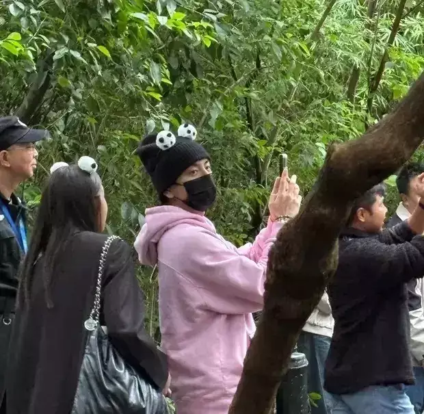 王大陆穿着粉嫩,带女友沐轩看大熊猫,二人头戴大熊猫发箍超甜蜜云南一男子满嘴恶臭,头疼欲裂,检查发现脑中有一把10公分匕首 王大陆穿着粉嫩,带女友沐轩看大熊猫,二人头戴大熊猫发箍超甜蜜云南一男子满嘴恶臭,头疼欲裂,检查发现脑中有一把10公分匕首