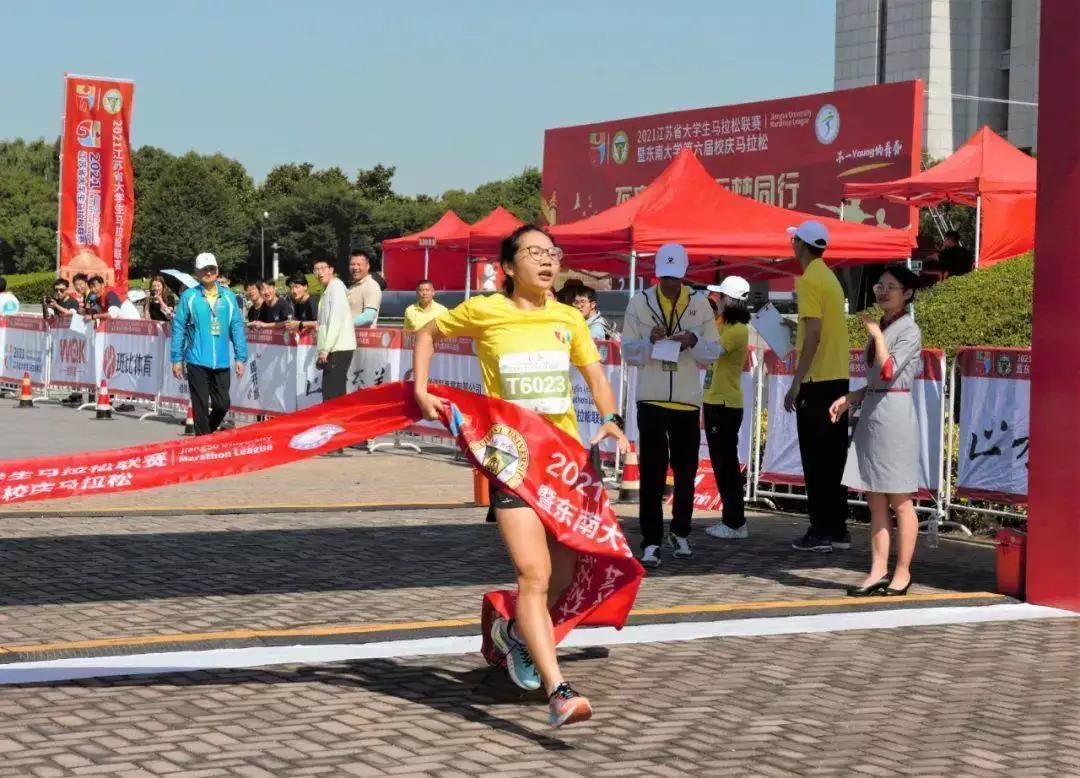 亚美体育：追光丨飒！首届奥运大众马拉松女子组冠军来自中国播报文章 亚美博彩资讯 第5张