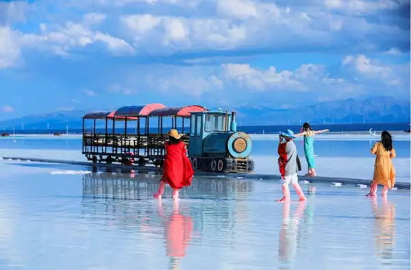 青海：“天空之镜号”便民旅游专列开行！直达茶卡盐湖景区嘎子哥谢孟伟后悔直播带货，坦言路人缘都败光了，流泪求网友原谅-第4张图片-海南百花岭热带雨林文化旅游区