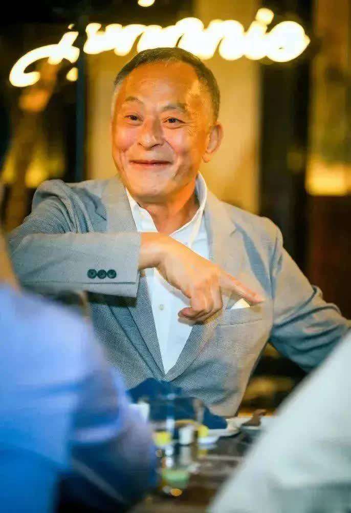 杜琪峰70岁生日排面太大：众人围着老导演唱生日歌