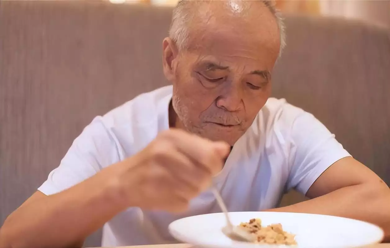 经常晚睡的人,这3件事情可别再做了,赶紧看看别大意老人逝去,早有预兆?出现这几个信号,暗示老人时日无多 第4张 经常晚睡的人,这3件事情可别再做了,赶紧看看别大意老人逝去,早有预兆?出现这几个信号,暗示老人时日无多 第4张