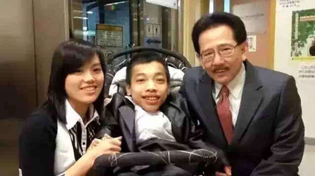 回顾广东小伙子李TNUMBERETDATE：体格80厘米坐推车赚上亿，连娶三任美妻当年红遍网络回家了的犀利哥如今又开始了流浪者