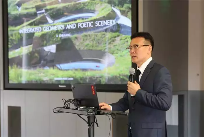 中国“双奥”场馆设计师李兴钢英国建筑双展开幕《哪吒2》为什么鹿童能继续追杀申小豹，却选择放走他？（设计师）李兴钢住宅，