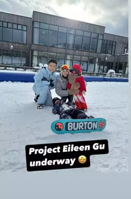 何猷君夫婦帶娃滑雪！奚夢(mèng)瑤抱女兒合照超開(kāi)心，5歲兒子躺雪地！播報(bào)文章
