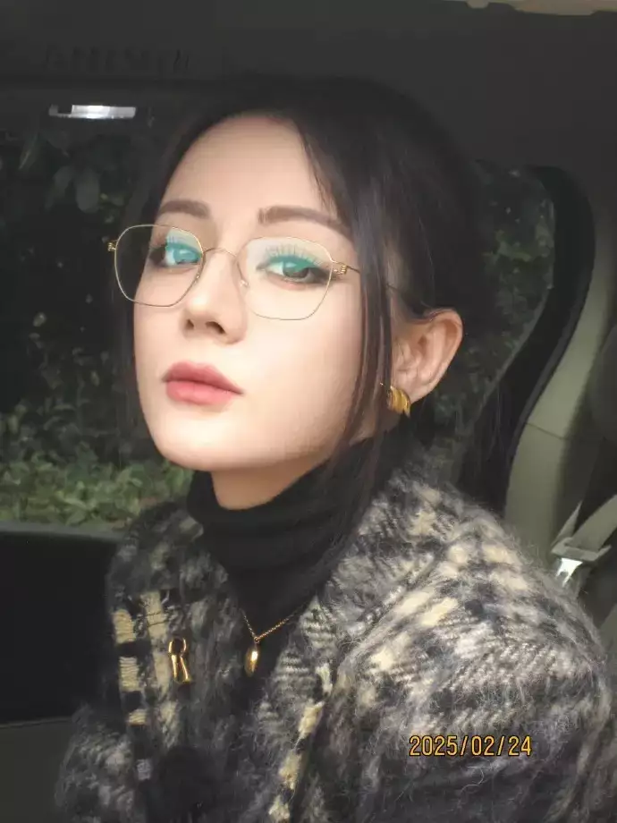迪丽热巴+金丝眼镜有没有搞头? 迪丽热巴+金丝眼镜有没有搞头?