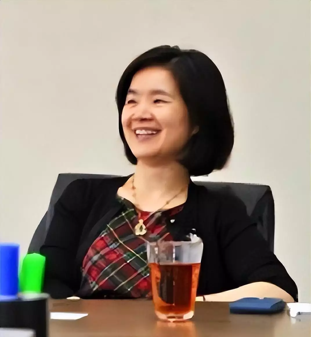 她从护士逆袭到深圳女首富,手握10000项专利,每年赚走苹果100亿他身高不足一米五,21岁升为红军军团长,麾下有一位大将叫粟裕 她从护士逆袭到深圳女首富,手握10000项专利,每年赚走苹果100亿他身高不足一米五,21岁升为红军军团长,麾下有一位大将叫粟裕
