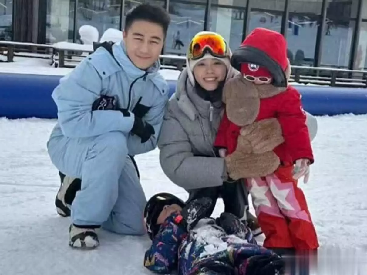 何猷君夫婦帶娃滑雪！奚夢(mèng)瑤抱女兒合照超開(kāi)心，5歲兒子躺雪地！播報(bào)文章