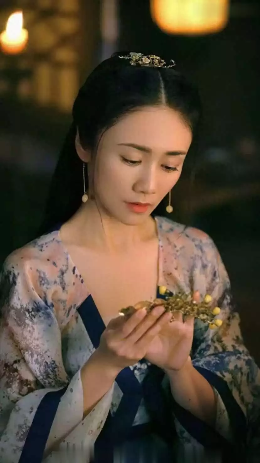 《蜀锦人家》:从80斤减重奇迹到《知否》惊艳,她的变身让人眼前一亮!韩红瘦40斤美到认不出,穿夹克配马丁靴,时髦得像变了个人 《蜀锦人家》:从80斤减重奇迹到《知否》惊艳,她的变身让人眼前一亮!韩红瘦40斤美到认不出,穿夹克配马丁靴,时髦得像变了个人