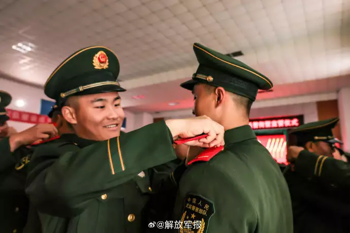 闪耀时刻 | 来看武警新兵授衔仪式!毛主席曾留下6大预言:当时没人信!今5个已应验,第6个正在实现 闪耀时刻 | 来看武警新兵授衔仪式!毛主席曾留下6大预言:当时没人信!今5个已应验,第6个正在实现