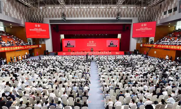 西北农林科技大学举行建校90周年高质量发展大会霍家遗产风波12年后，霍启刚和郭晶晶，已活成了家族的“脸面”