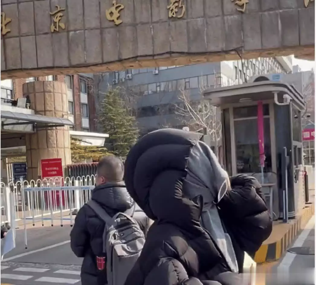 黄杨钿甜复刻古力娜扎出道方式,北电考场外被拍撞脸刘敏涛 黄杨钿甜复刻古力娜扎出道方式,北电考场外被拍撞脸刘敏涛