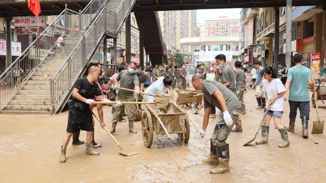  老街华纳万宝路公司微信15906916821    榕江开始灾后清淤消杀，商家讲述两遇洪峰：第一次没想到水那么大，第二次没什么好搬了