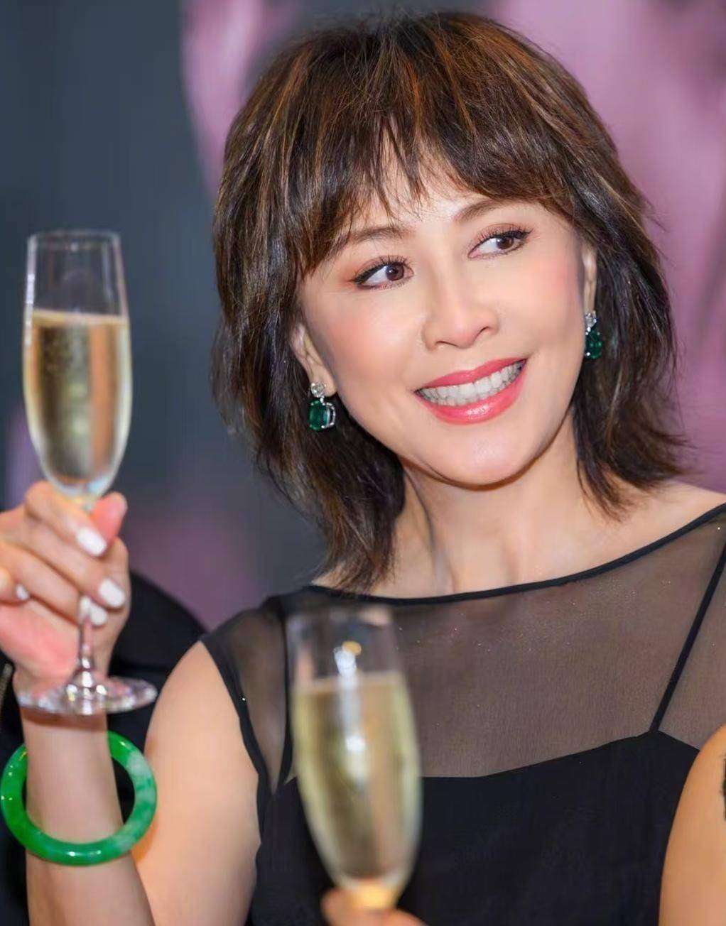 60岁刘嘉玲和62岁何赛飞同框，医美老去和自然老去的差距一目了然