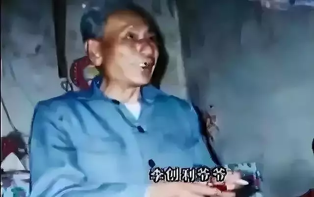 回顾广东小伙子李TNUMBERETDATE:体格80厘米坐推车赚上亿,连娶三任美妻当年红遍网络回家了的犀利哥如今又开始了流浪者(图5) 回顾广东小伙子李TNUMBERETDATE:体格80厘米坐推车赚上亿,连娶三任美妻当年红遍网络回家了的犀利哥如今又开始了流浪者(图5)