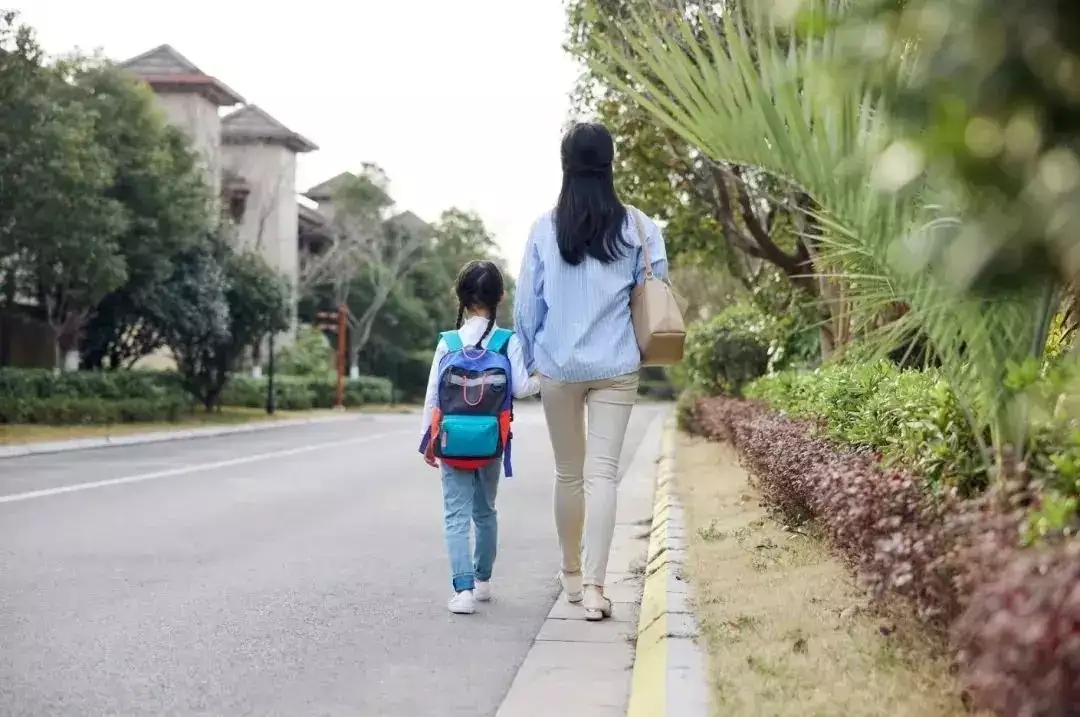 成长离不开父母的爱600字（我们的成长离不开父母的关心和照顾）家庭教育，