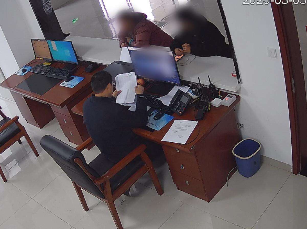 。老人在将情况告知班主任后，班主任让她保留银行流水并到派出所求助。