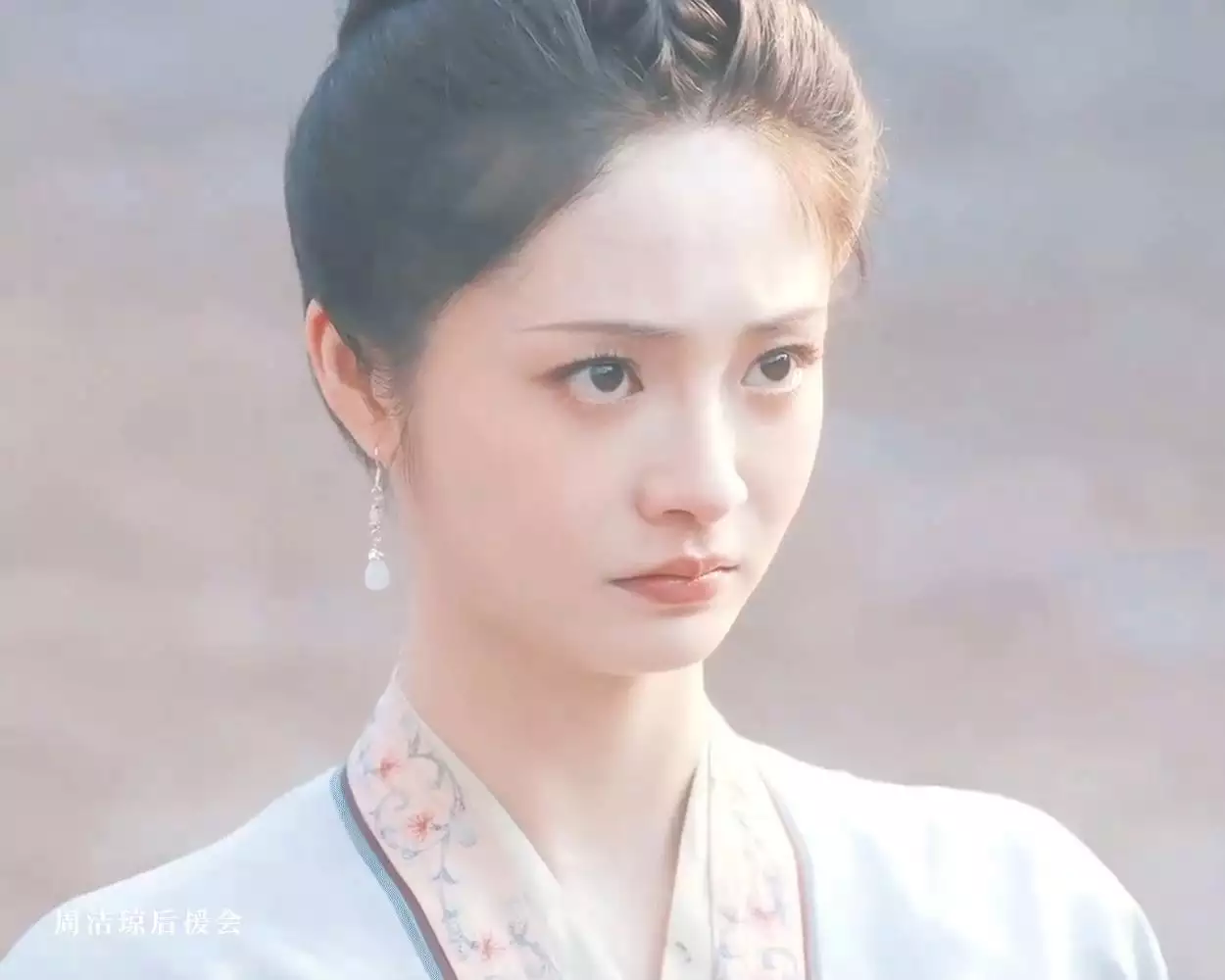 《蜀锦人家》压轴登场的她太惊艳,还演过《小巷人家》,撞脸杨幂她是向华胜的情人,也是陈法蓉的升级版,她不嫁豪门却自成豪门 《蜀锦人家》压轴登场的她太惊艳,还演过《小巷人家》,撞脸杨幂她是向华胜的情人,也是陈法蓉的升级版,她不嫁豪门却自成豪门