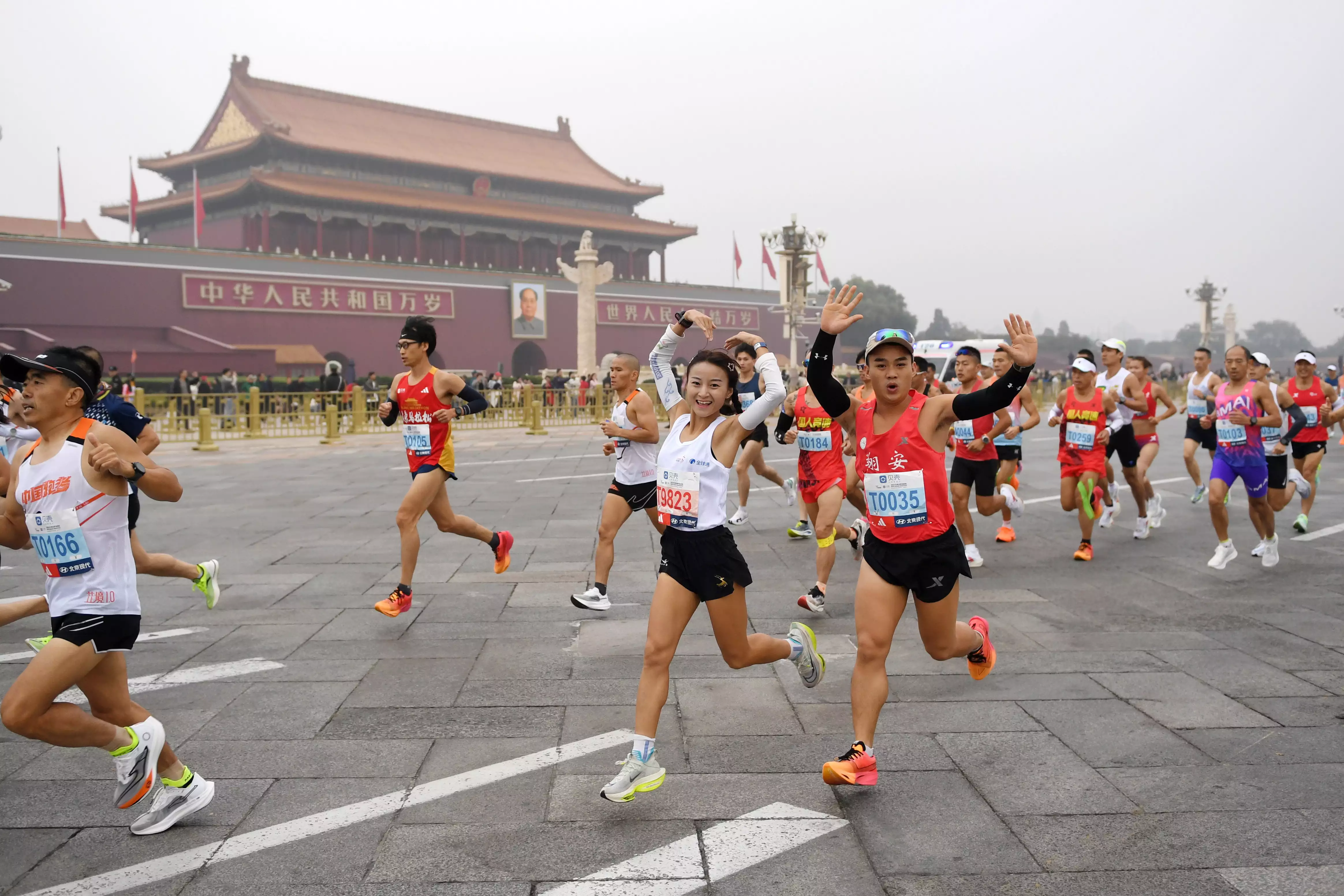 亚美体育：追光丨飒！首届奥运大众马拉松女子组冠军来自中国播报文章 亚美博彩资讯 第9张