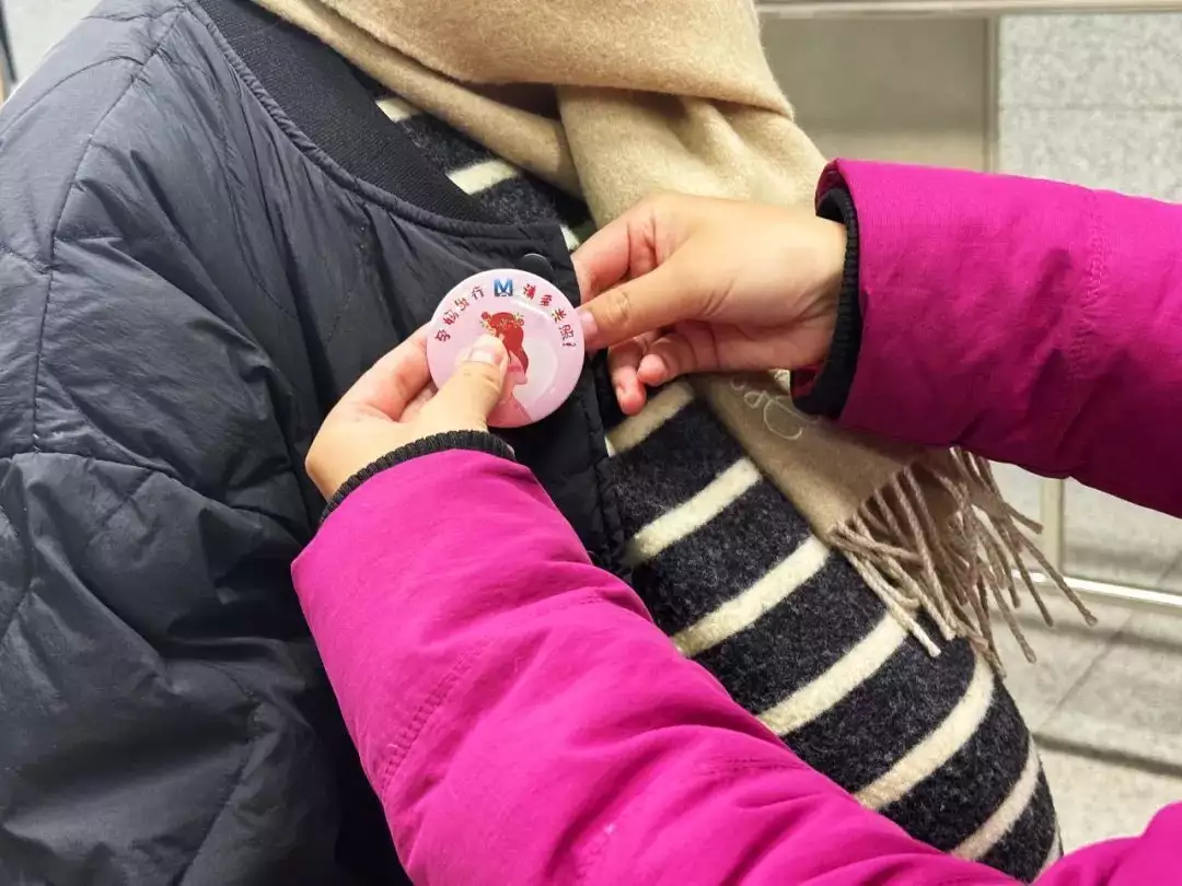 武汉地铁所有车站免费发放!有了它其他人会主动让座夫妻之间,男人越喜欢争输赢,越说明了3个问题1个真相 武汉地铁所有车站免费发放!有了它其他人会主动让座夫妻之间,男人越喜欢争输赢,越说明了3个问题1个真相