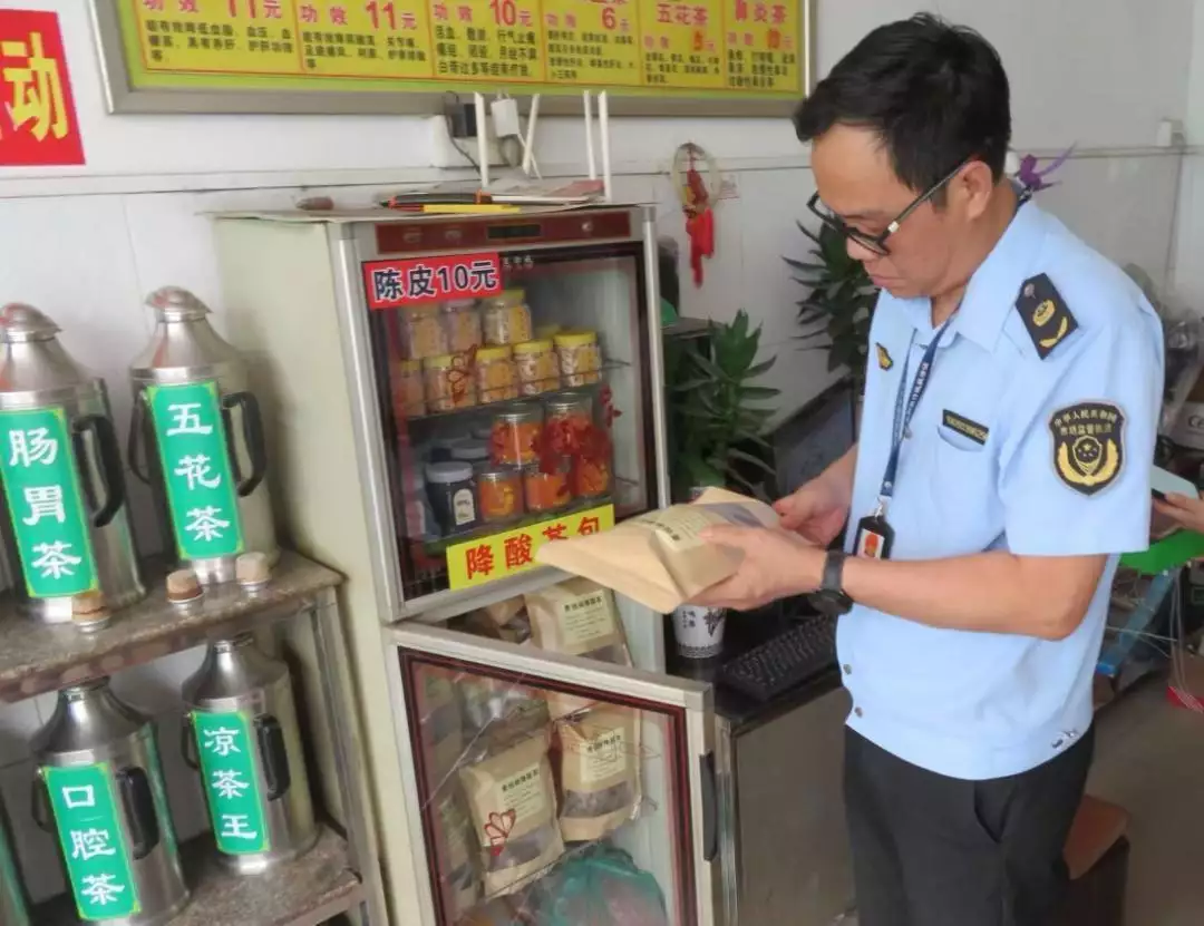 广东一凉茶铺被查，货源竟来自流动摊贩男子捡到6600万年前的呕吐物化石，科学家从中发现了一则史前尴尬趣事