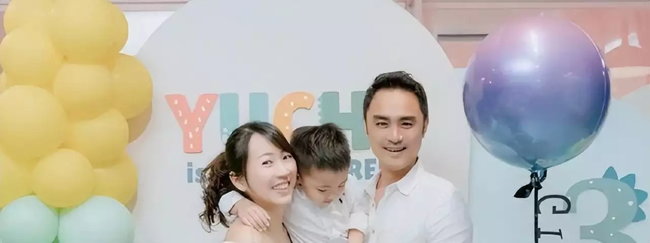 明道夫妇带儿女逛街，王婷萱抱娃显憔悴，瘦20斤脱相引关注笑不活了！大学生模仿拍段子引网友热议，评论笑死！-第2张图片-福建新闻网