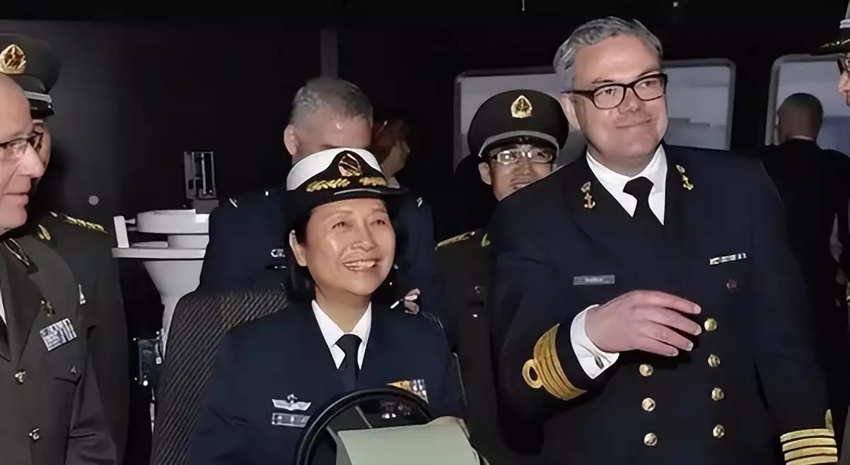 首位海军女中将徐莉莉：有血性有才情，曾多次立功获奖！如今咋样