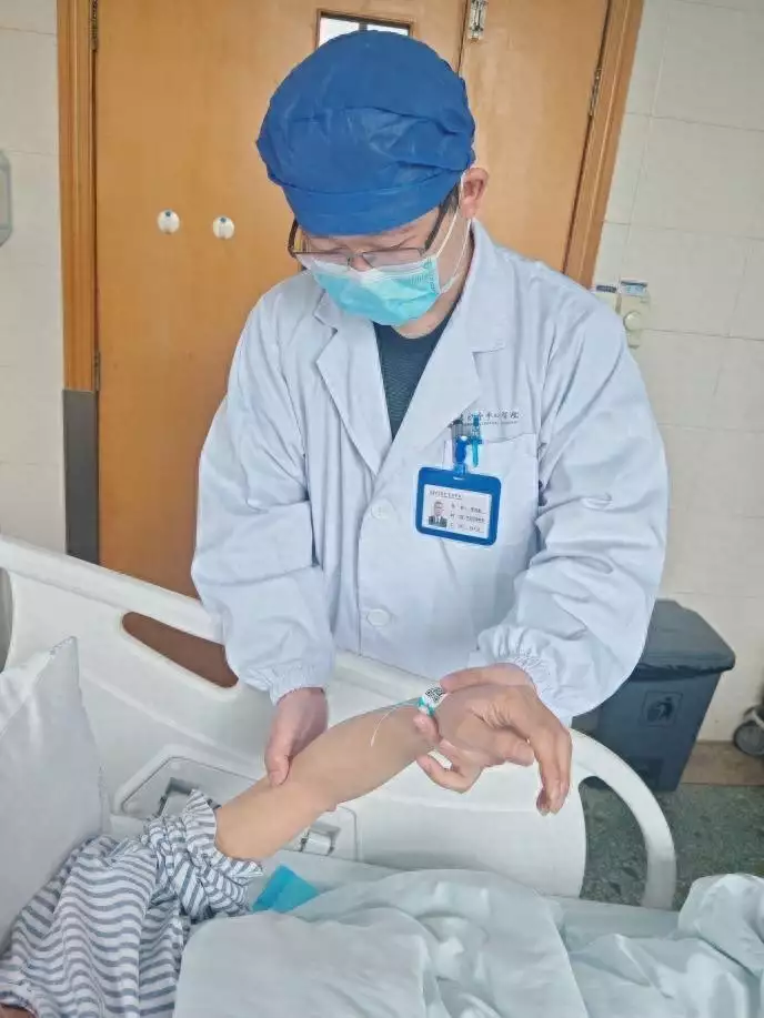 男子手臂无力到夹不起菜，入院后被确诊这个病！专家：程序员是高发群体从贫民窟到港股王座：4元柠檬水如何撬动1.77万亿冻资狂潮（程序员）