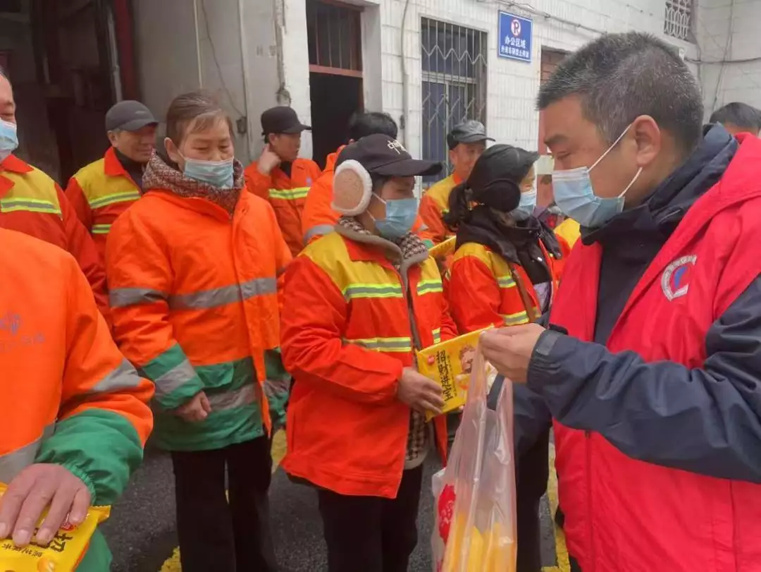 新华保险信阳中支开展“情暖环卫工 爱心送汤圆”志愿活动
