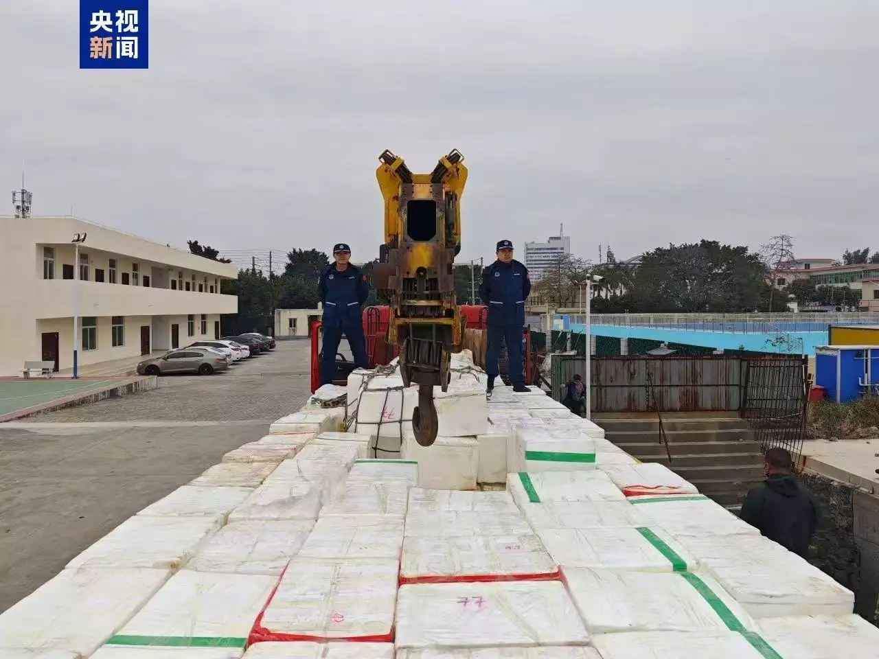 共計4.13噸！廣西北海海警查獲一起涉嫌走私水果案播報文章