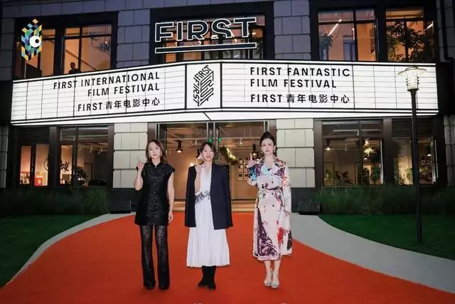 FIRST惊喜电影展圆满落幕 张珊萌亮相惊喜盛典秦基伟被马家军俘虏后隐瞒身份，叛徒却大喊：他是团长，不是伙夫