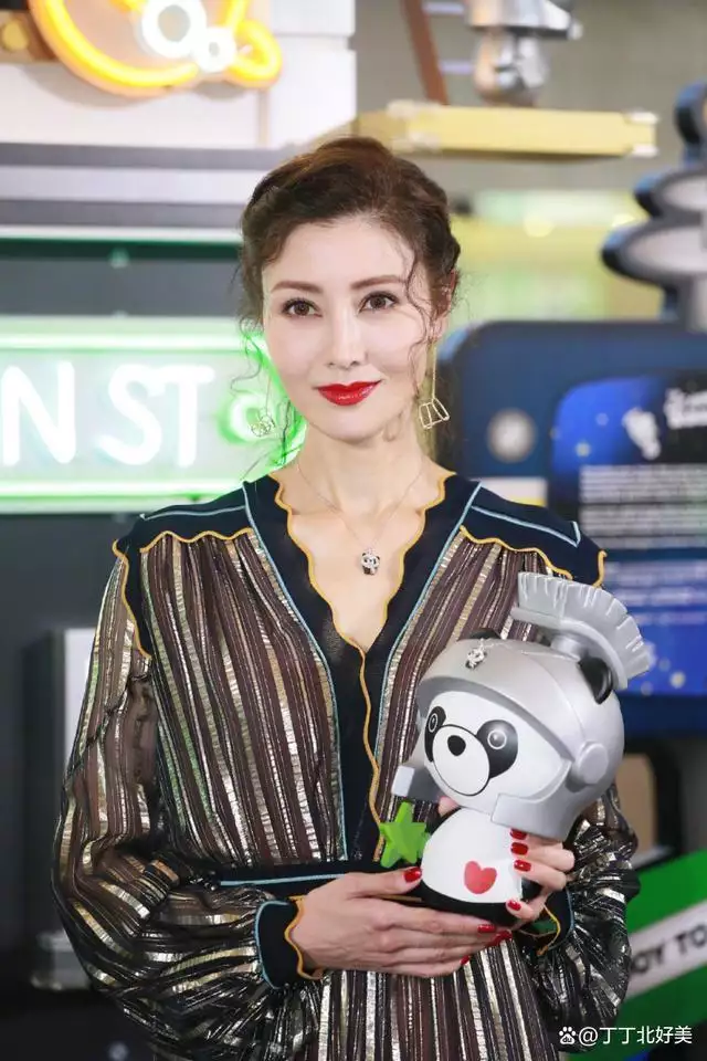 李嘉欣穿长款连衣裙出席活动，造型优雅贵气，皮肤状态真好老赖黄淑芬：把人撞成植物人, 宁肯坐牢也不赔偿, 7年买车又买房
