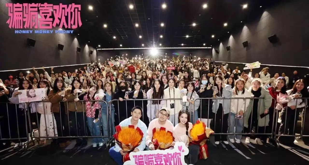 电影《“骗骗”喜欢你》，郑州路演欢乐上演反渣反诈没翅膀却会飞，研究员发现金花蛇的秘籍，它已掌握“空气动力学”