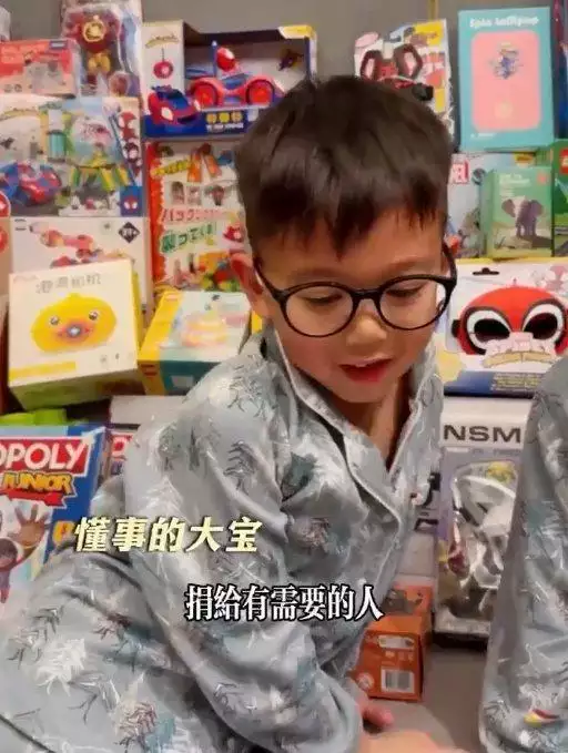 怎么可以错过（胡杏儿吴昕）胡杏儿一家教子有方，亲送未拆玩具，献爱保良局孩子 因为一只鸡，士兵大哗，全军叛乱，造成了明朝著名的登州之乱，小孩玩具礼物，