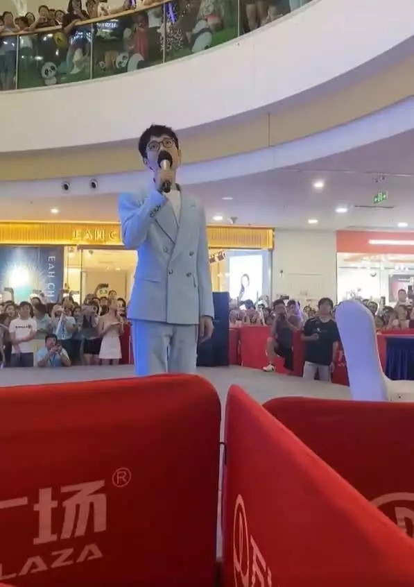 李行亮清醒要离婚?麦琳突然退出公司放弃90%股份三朝元老张廷玉,为何老是被乾隆刻意刁难?这个太庙不配享也罢! 李行亮清醒要离婚?麦琳突然退出公司放弃90%股份三朝元老张廷玉,为何老是被乾隆刻意刁难?这个太庙不配享也罢!