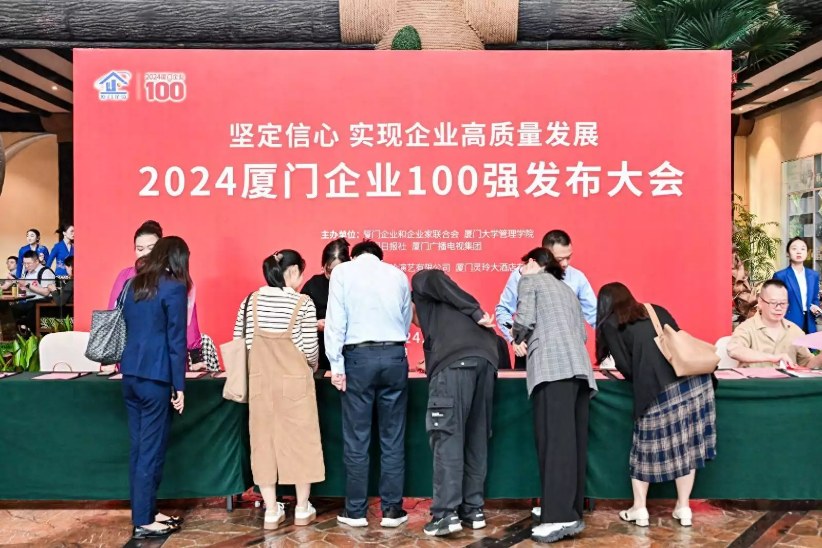 2024厦门企业百强系列榜单出炉！4家营收超千亿，10家净利超10亿流浪狗撞翻骑车人，投喂者赔了6万！他很委屈：我是出于爱心……