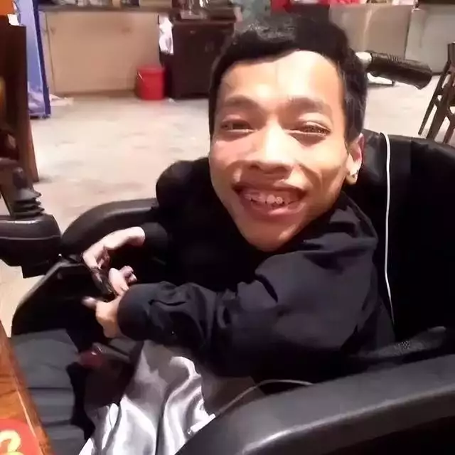 回顾广东小伙子李TNUMBERETDATE:体格80厘米坐推车赚上亿,连娶三任美妻当年红遍网络回家了的犀利哥如今又开始了流浪者(图8) 回顾广东小伙子李TNUMBERETDATE:体格80厘米坐推车赚上亿,连娶三任美妻当年红遍网络回家了的犀利哥如今又开始了流浪者(图8)