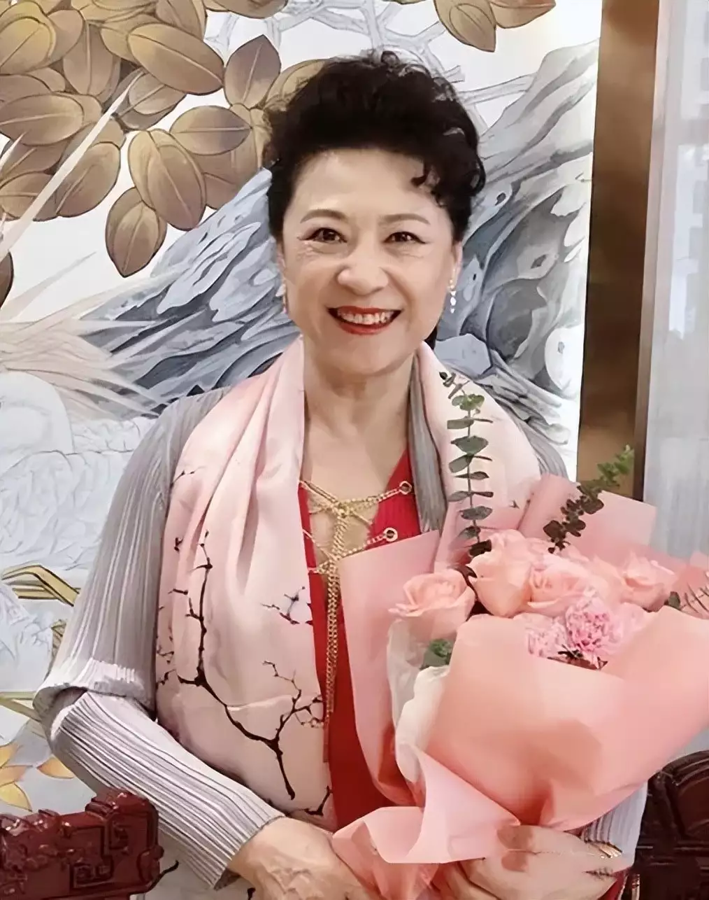 被王馥荔老年状态惊艳到:发不过肩、衣着素雅,优雅时髦16年前,汶川女警揭衣露乳哺育9婴,归来连升四级,最后结局泪目 被王馥荔老年状态惊艳到:发不过肩、衣着素雅,优雅时髦16年前,汶川女警揭衣露乳哺育9婴,归来连升四级,最后结局泪目