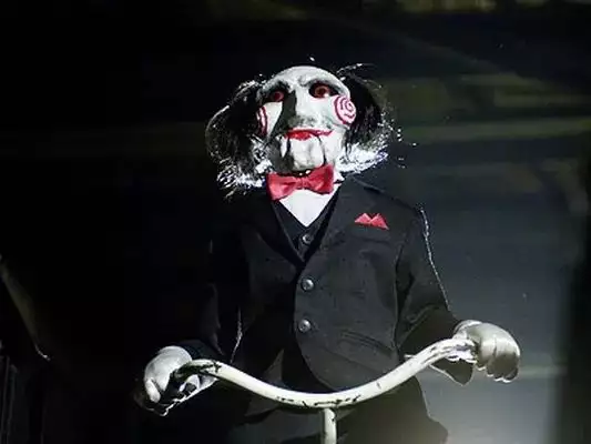 温子仁将东方神秘主义与西方工业恐怖美学融合,例如《招魂》系列以“家