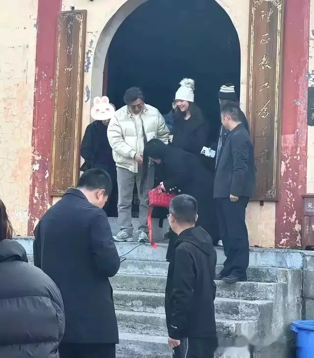 李湘王岳伦带王诗龄游玩,一家三口罕见合体,生图状态引热议脚踹劈腿老公后翻倍搞钱喜提癌症康复,黄圣依是她的反义词吧… 李湘王岳伦带王诗龄游玩,一家三口罕见合体,生图状态引热议脚踹劈腿老公后翻倍搞钱喜提癌症康复,黄圣依是她的反义词吧…