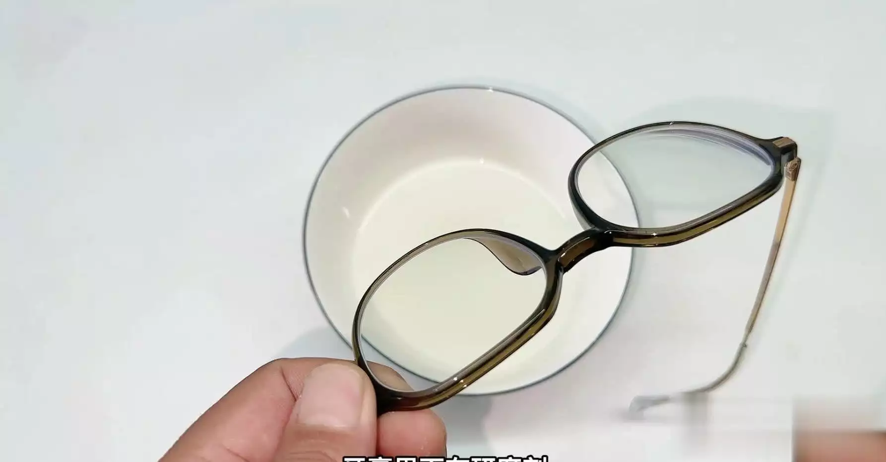 白酒加牙膏,没想到这么厉害,解决了家中大烦恼,一定要试试造原子弹的83岁科学家:儿子先天智力残疾,妻子、女儿精神分裂(图11) 白酒加牙膏,没想到这么厉害,解决了家中大烦恼,一定要试试造原子弹的83岁科学家:儿子先天智力残疾,妻子、女儿精神分裂(图11)