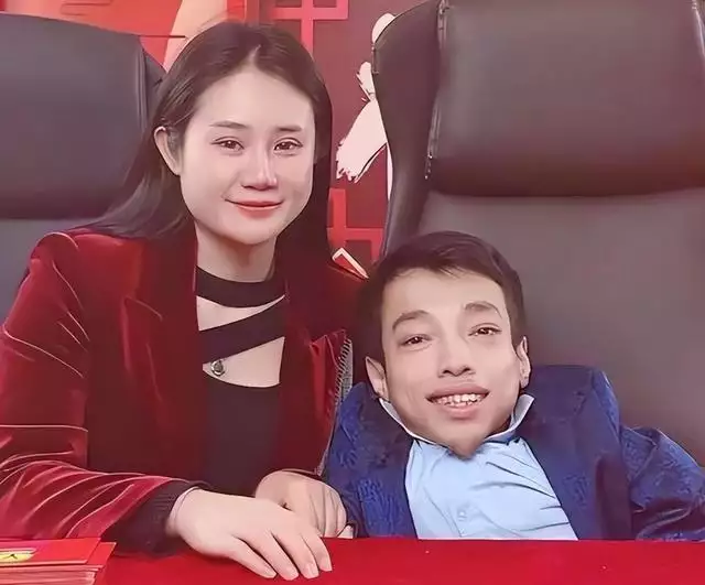 回顾广东小伙子李TNUMBERETDATE:体格80厘米坐推车赚上亿,连娶三任美妻当年红遍网络回家了的犀利哥如今又开始了流浪者(图11) 回顾广东小伙子李TNUMBERETDATE:体格80厘米坐推车赚上亿,连娶三任美妻当年红遍网络回家了的犀利哥如今又开始了流浪者(图11)