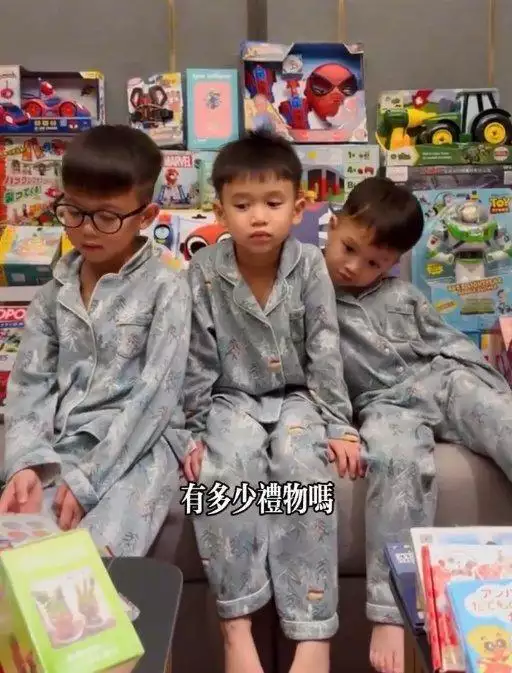 墙裂推荐（胡杏儿3个孩子）胡杏儿携三子做公益 送玩具献爱心 注重保护孩子隐私还原历史真实的魏忠贤，与袁崇焕惺惺相惜，如他在明末时局不一定，小孩玩具礼物，