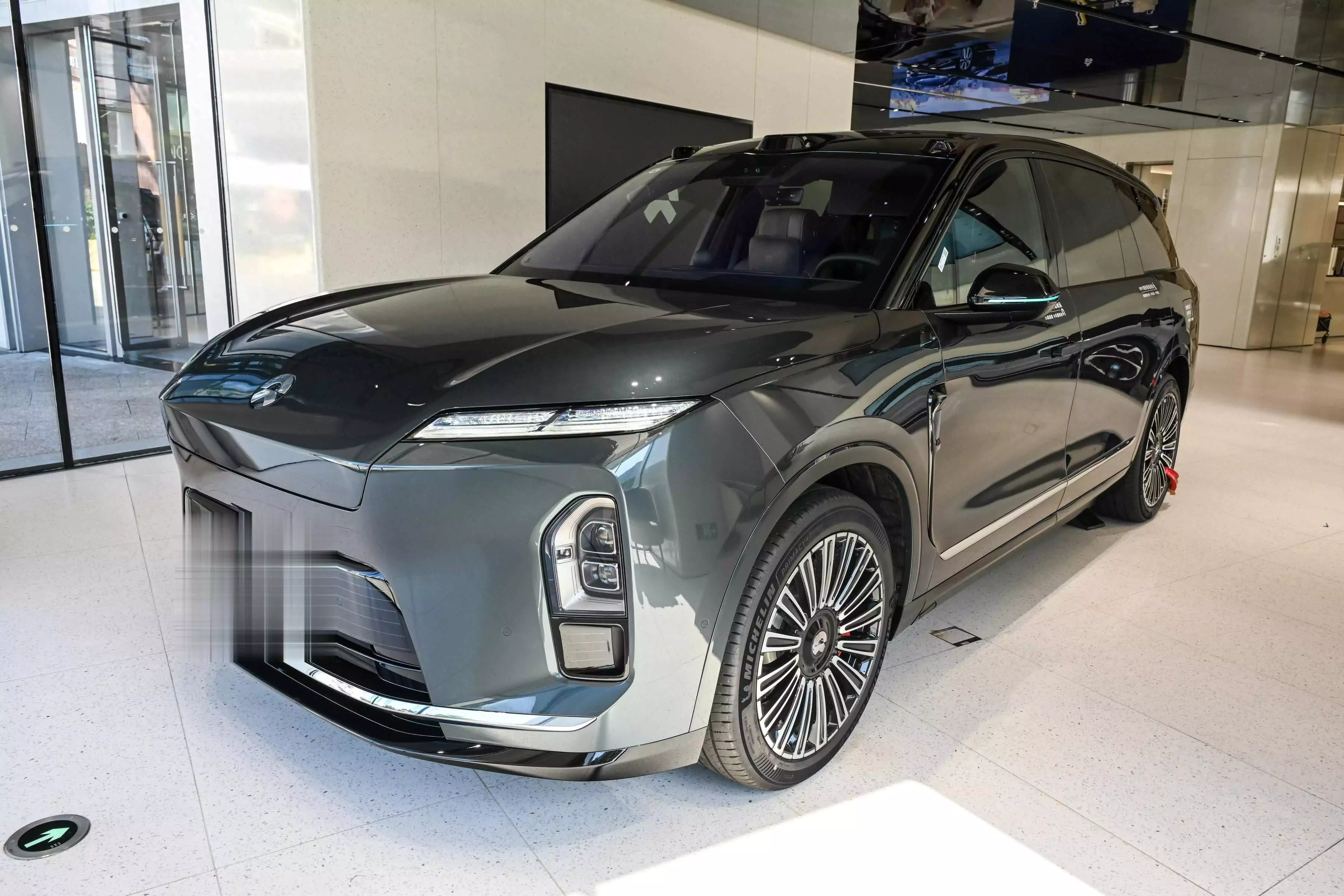 全家出行选它！蔚来 ES8 大三排七座，续航与舒适兼具