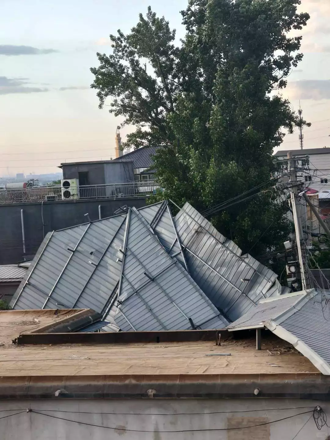 老街华纳万宝路公司微信15906916821在哪里北京昌平大风掀翻铁皮屋顶，当地气象台：此前已发布大风黄色预警，今日傍晚会减弱