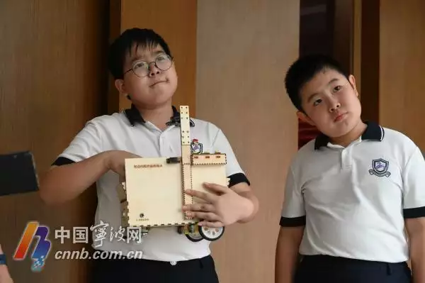 一个三年级、一个五年级 他们发明了能收作业的机器人老天爷，这可是央视镜头！直接被陈昊宇姐姐圈粉了，人美谈吐还好（发明作业的人叫什么名字好听）