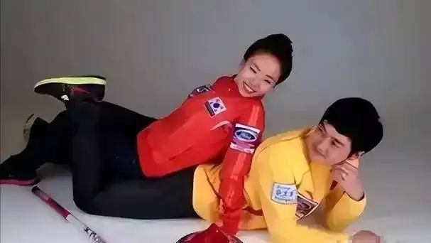韩国财阀千金:倒追中国名将!不顾反对嫁到上海,结婚13年生二胎03年女警花枪杀丈夫,丈夫临死前跪地求饶,直呼不想女儿失去父亲 韩国财阀千金:倒追中国名将!不顾反对嫁到上海,结婚13年生二胎03年女警花枪杀丈夫,丈夫临死前跪地求饶,直呼不想女儿失去父亲