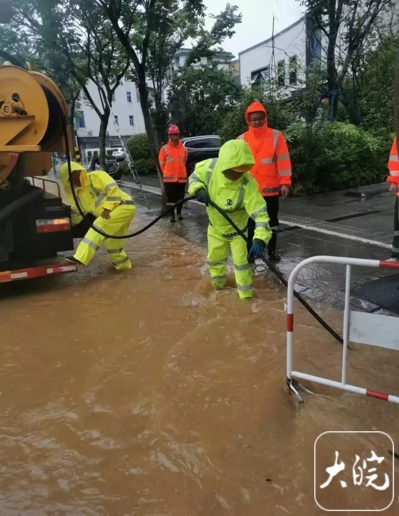 六安防汛救灾队驰援黄山旗帜鲜明支持企业家直播带货(图2) 六安防汛救灾队驰援黄山旗帜鲜明支持企业家直播带货(图2)